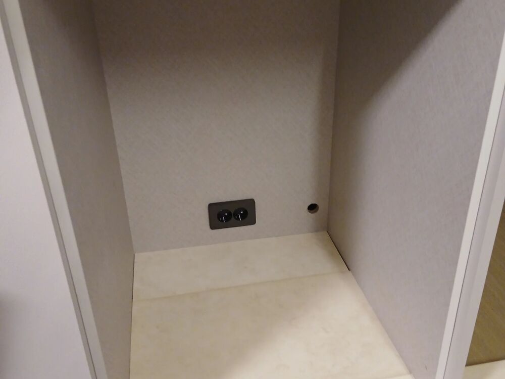 리폼 전 비어 있던 가구 내부, 콘센트만 있는 상태